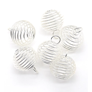 Dettaglio di sei perle a lanterna a spirale argentate per la creazione di gioielli