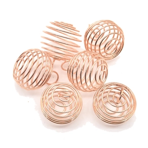 Dettaglio di sei gabbie per perle a spirale in oro rosa per gioielli fai-da-te