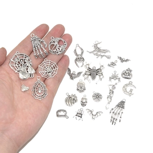 Halloween Anhänger Set aus antikem Silber mit Totenkopf und Kürbis für DIY Schmuck