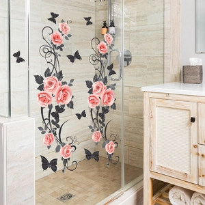 Détail de l'autocollant de fenêtre roses roses et papillons sur une porte en verre
