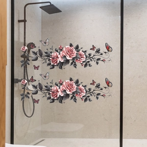 Vue détaillée du film statique pour fenêtre avec roses roses et papillons sur verre