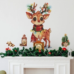 Weihnachtliche Wandsticker mit süßem Rentier und festlichem Baum auf weißer Wand