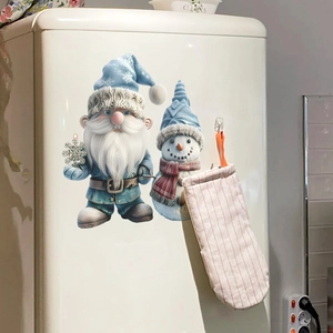 Détail de stickers de gnome de Noël et bonhomme de neige sur un réfrigérateur de cuisine