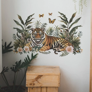 Sticker mural tigre avec feuilles de jungle et papillons pour décor de salon