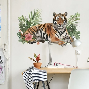 Sticker mural tigre avec plantes tropicales vertes et fleurs roses pour déco intérieure