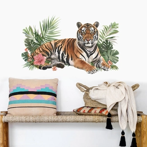 Sticker mural tigre réaliste avec feuilles tropicales et accents floraux roses