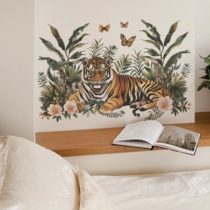 Sticker mural détaillé montrant un tigre réaliste avec feuilles et papillons tropicaux