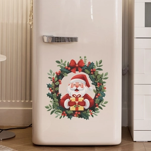 Détail d'un autocollant mural couronne de Père Noël sur un réfrigérateur crème vintage