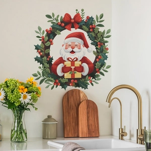 Sticker mural de Noël avec Père Noël et couronne décorant un mur de cuisine blanc chic