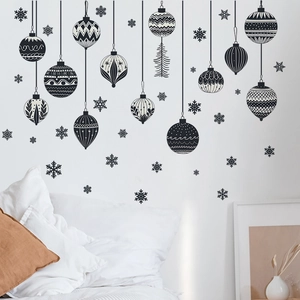 Détail de stickers muraux de Noël monochromes avec flocons de neige et boules suspendues