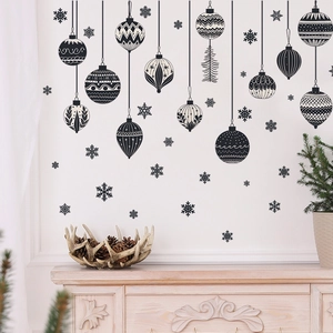 Stickers muraux de Noël vintage avec boules festives et flocons de neige sur mur blanc