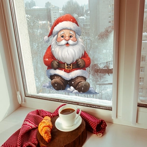 Nahaufnahme von Weihnachtsmann-Fenstersticker auf Frostglas mit winterlicher Szene