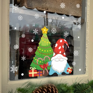 Détail de stickers de Noël avec un sapin vert, un nain et des flocons de neige