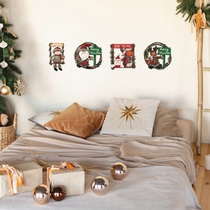 Stickers muraux de Noël avec Père Noël, bonhomme de neige et renne dans une chambre chaleureuse