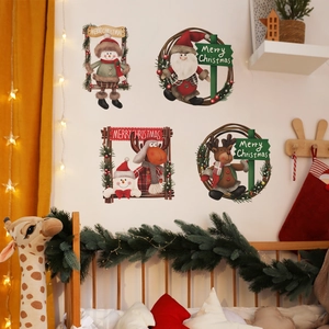 Détail de quatre autocollants muraux de Noël avec Père Noël, bonhomme de neige et renne