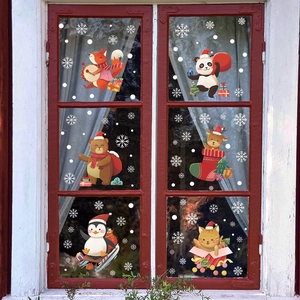 Weihnachtsfensteraufkleber mit Zeichentricktieren wie Pinguinen und Rentieren im Schnee