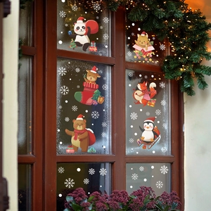 Weihnachts-Fensteraufkleber mit süßen Tieren und weißen Schneeflocken auf festlichem Glas