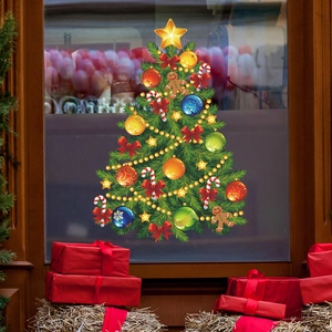 Autocollant de fenêtre sapin de Noël avec étoiles et ornements sur vitrine en verre