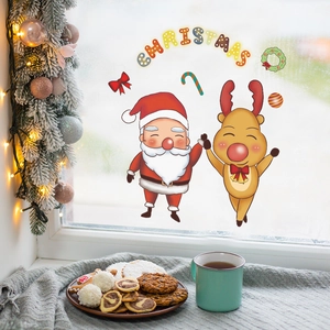 Detailaufnahme festlicher Weihnachts-Fensteraufkleber mit Nikolaus- und Rentier-Motiven