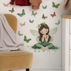 Dettaglio di un adesivo murale fata della foresta con farfalle in una calda camera per bambini