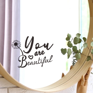 Vue détaillée du sticker miroir You are Beautiful avec pissenlit sur miroir rond en bois