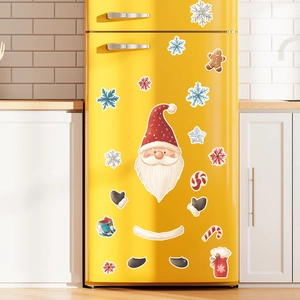 Dettaglio dei magneti natalizi decorativi con Babbo Natale e l'omino di pan di zenzero