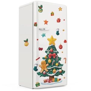 Imanes detallados de árbol de Navidad y hombre de jengibre en un frigorífico retro blanco