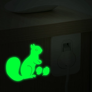 Adesivi da muro scoiattolo luminosi che brillano di verde in camera da letto