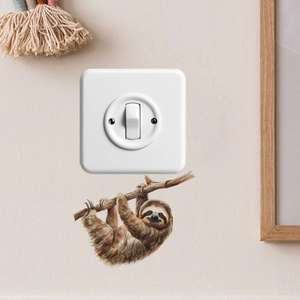 Detailansicht eines süßen Faultier-Wandstickers um einen Lichtschalter im Wohnzimmer