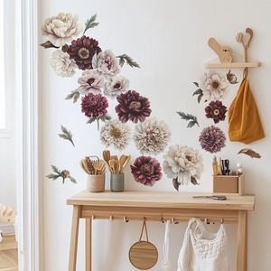 Dettaglio degli adesivi murali floreali con peonie vintage e foglie su una parete bianca