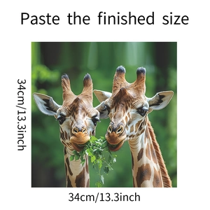 Dettaglio dell'adesivo con giraffe divertenti che mostra le misure 34x34 cm