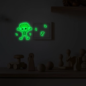 Autocollant mural squelette lumineux vert brillant dans le noir près de l'interrupteur