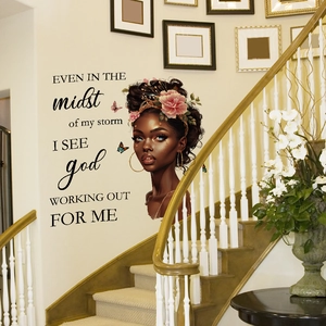 Adesivo murale con donna africana ispiratrice, fiori tra i capelli e citazione motivante