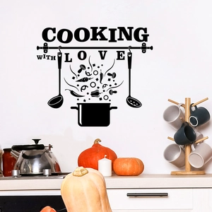 Sticker mural Cooking with Love avec ustensiles de cuisine et légumes sur mur blanc