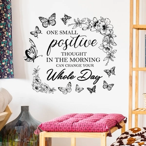 Wandtattoo mit positivem Spruch, Schmetterlingen und Blumenmotiven für die Wohnung