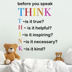 Vinilo decorativo THINK con letras de colores en un dormitorio acogedor