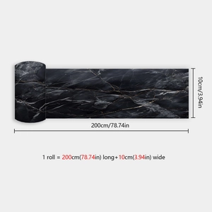 Dettaglio dell'adesivo murale marmo nero e oro, dimensioni 200 cm x 10 cm
