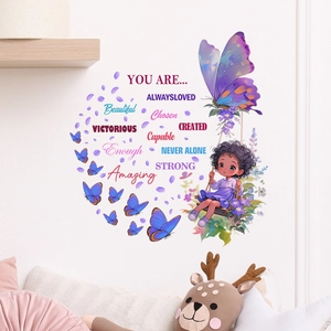 Inspirierender Wandaufkleber Mädchen auf Schmetterlingsschaukel für Kinderzimmer
