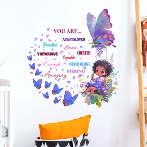 Inspirierender Wandaufkleber mit Mädchen auf Schmetterlingsschaukel für Kinderzimmer