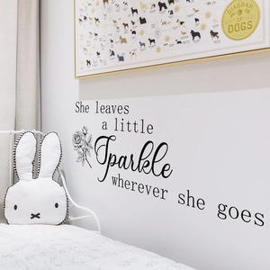 Wandtattoo mit Rosen-Linienzeichnung und 'She leaves a little Sparkle' Spruch für Schlafzimmer