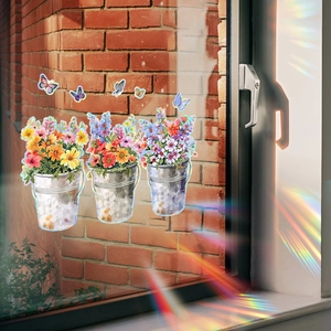 Stickers de fenêtre arc-en-ciel avec seaux de fleurs et papillons créant des effets de prisme
