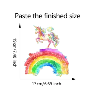 Dettaglio pellicola decorativa per vetri con unicorno e arcobaleno, misure di 19x17 cm