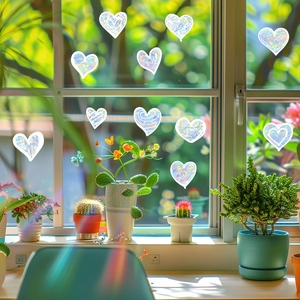 Regenbogen Herz Suncatcher Aufkleber auf Glasfenster mit lebhaften Lichtbrechungseffekten