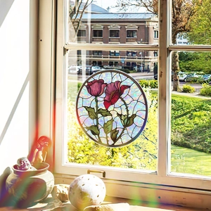 Sticker de fenêtre style vitrail avec roses rouges et feuilles vertes sur vitre claire