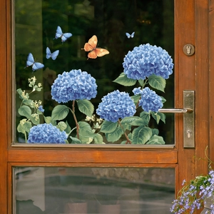 Pegatinas de hortensias azules para ventanas con mariposas en una puerta de cristal