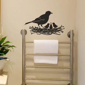 Sticker mural silhouette nid d'oiseau noir montrant un oiseau nourrissant ses oisillons