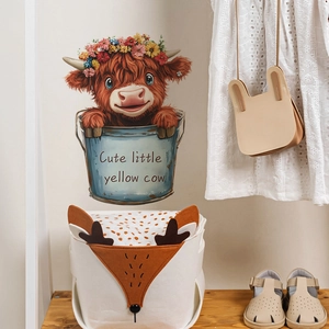 Sticker mural vache d'Écosse mignonne dans un seau bleu pour chambre d'enfant