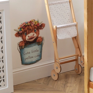 Sticker mural de vache Highland mignonne dans un seau pour décoration enfantine