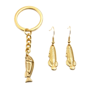 Dettaglio del set pendente e orecchini a forma di pesce drago in acciaio inox 304 dorato