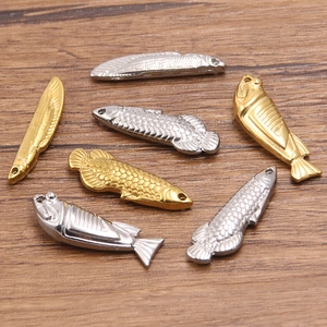 Pendenti a forma di pesce in acciaio inossidabile 304 oro e argento su fondo in legno